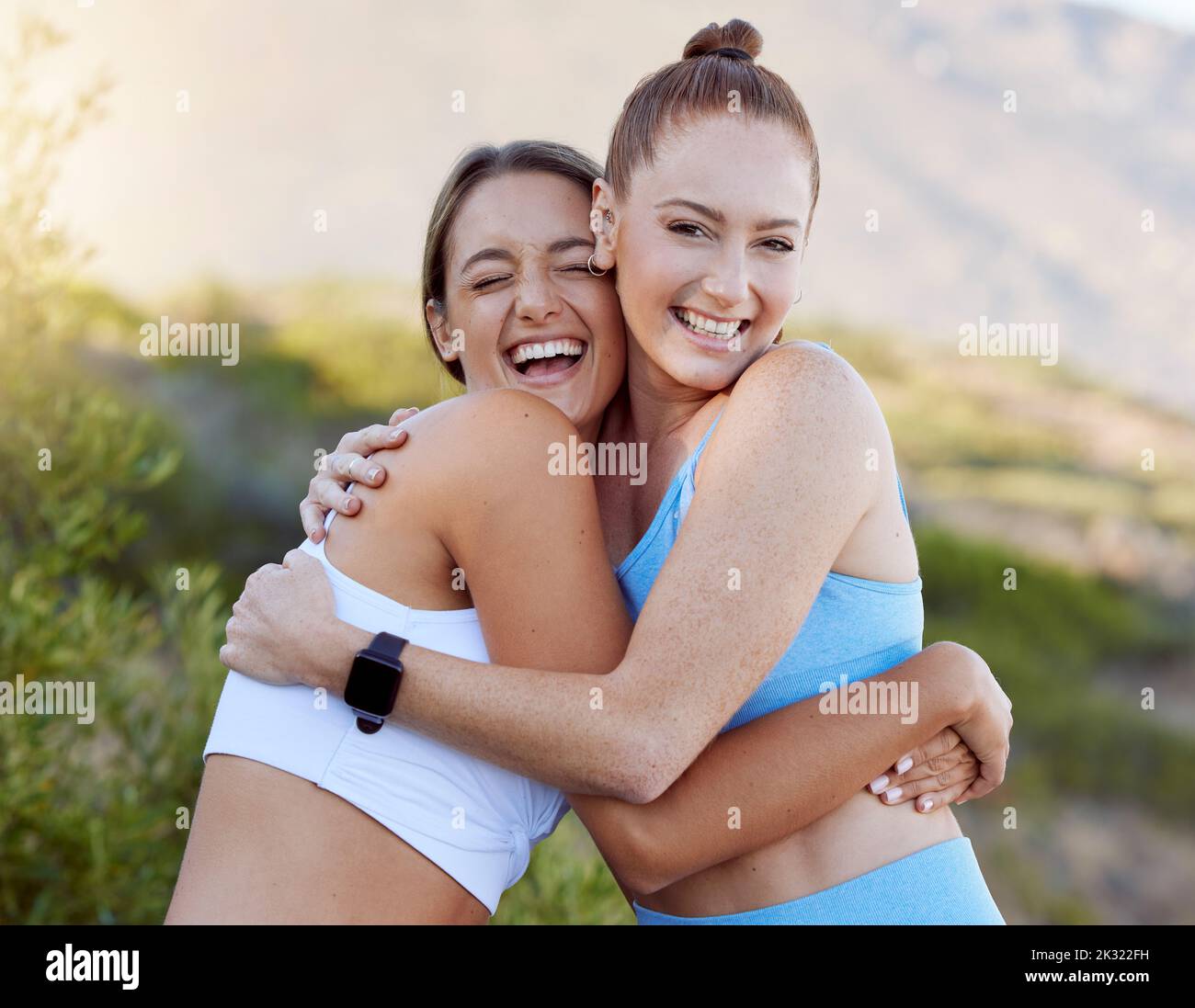 Donne escursionistiche, legame e abbraccio nel sostegno fitness, fiducia e motivazione per il fitness, allenamento e formazione in montagna natura. Ritratto, sorriso o felice Foto Stock