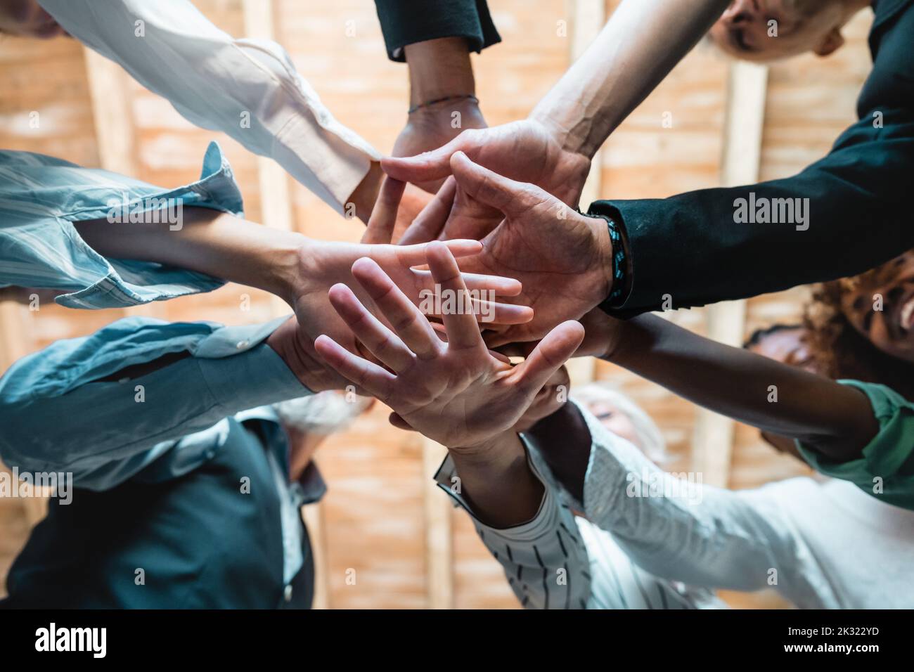 Gruppo di uomini d'affari che uniscono le mani in piedi insieme in cerchio, primo piano vista dal basso - Creative business teamwork building concept - soft skill Foto Stock