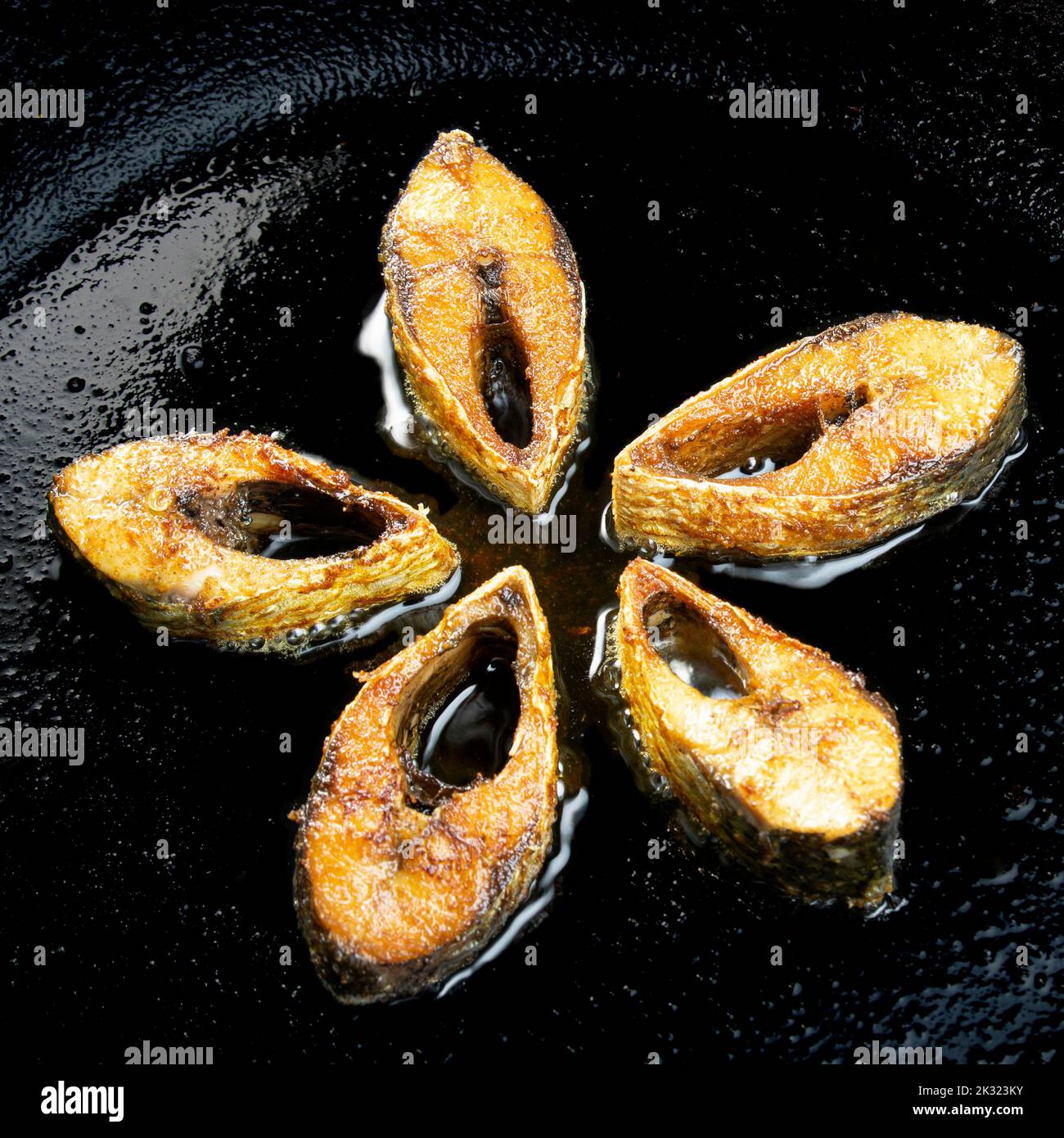 Frittura di Ilsha su padella nera. La frittura di Hilsa è popolare in pohela boishakh tra i bengalesi in India e Bangladesh. Foto Stock