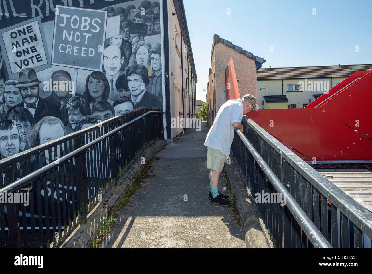 Un murale in Derry raffiguranti eventi durante i guai in Irlanda del Nord Foto Stock