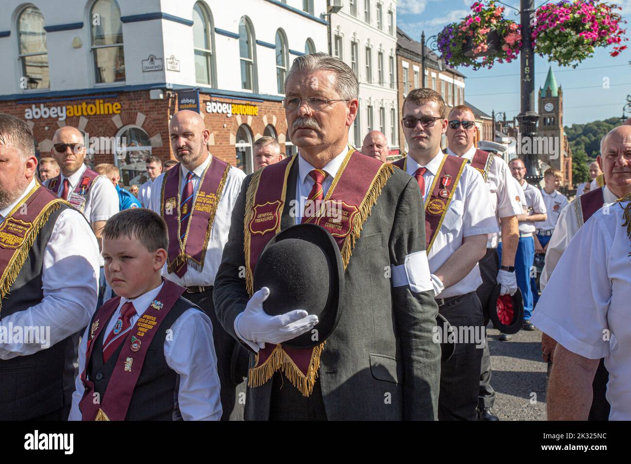 David Hoey dei ragazzi apprendisti di Derry ha partecipato alla parata annuale di Relief of Derry, la più grande parata di ordini leali che si è tenuta in Irlanda del Nord. Foto Stock