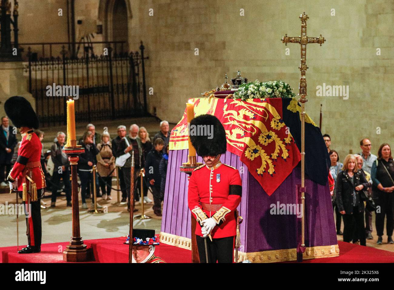 I membri del pubblico vedano la bara della Regina Elisabetta II durante il periodo di sdraiamento nello stato presso Westminster Hall, Londra, Inghilterra, Regno Unito Foto Stock