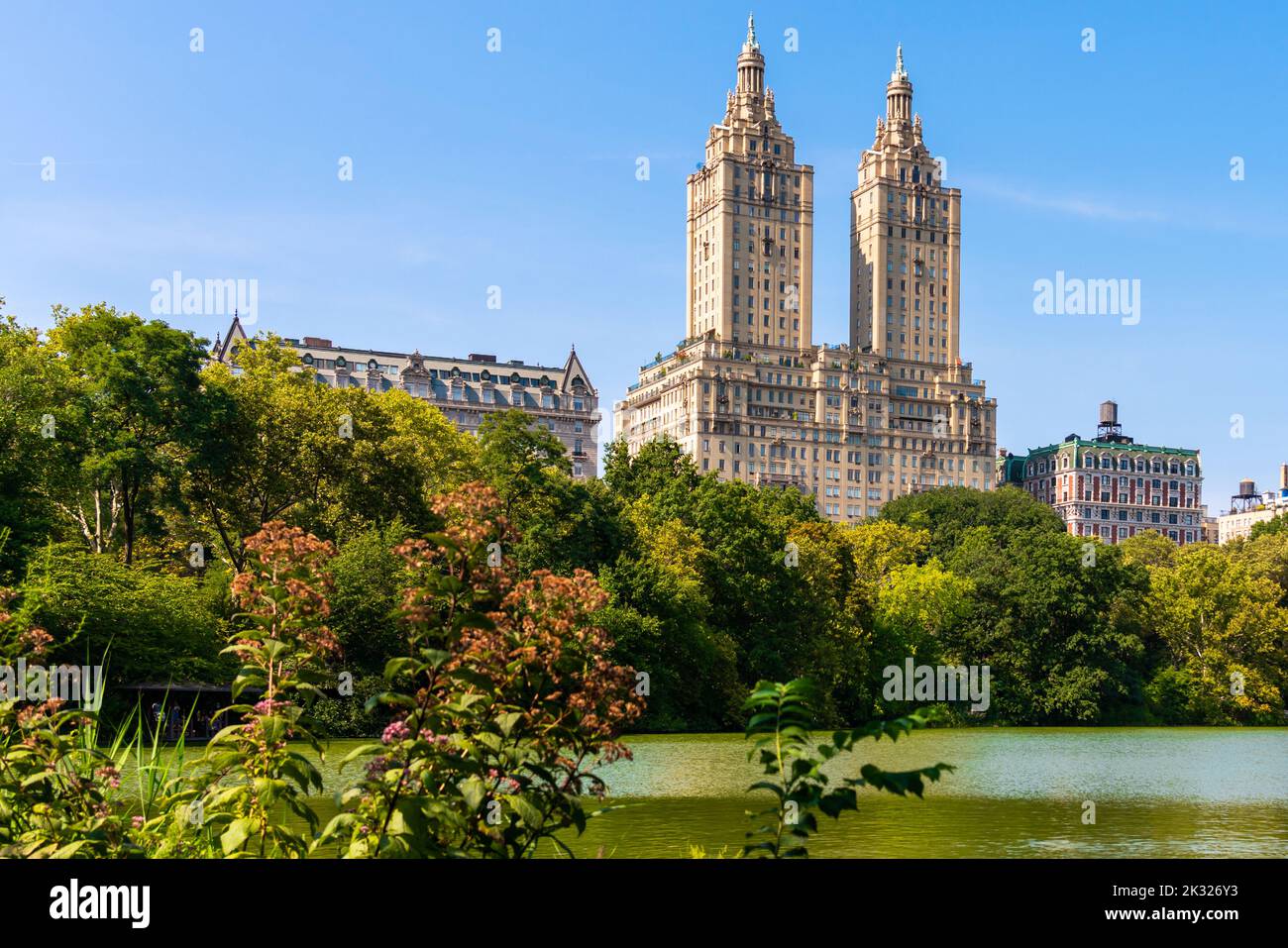 Panorama dello skyline con l'edificio Eldorado e il serbatoio in Central Park nel centro di Manhattan a New York City Foto Stock