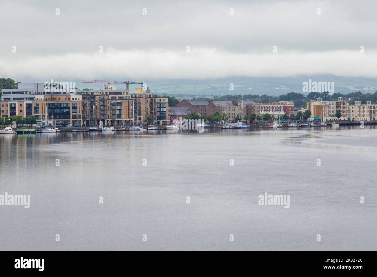 Fiume Foyle con lo skyline di Derry/Londonderry sullo sfondo Foto Stock