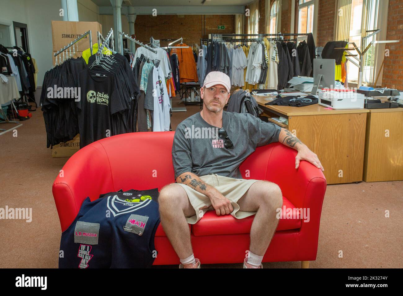 Liam McDaid, dalla casa di moda Amach (Sustainable Irish Fashion Brand) nel suo studio presso la Old Rosemount Factory, Derry in Irlanda del Nord. Foto Stock