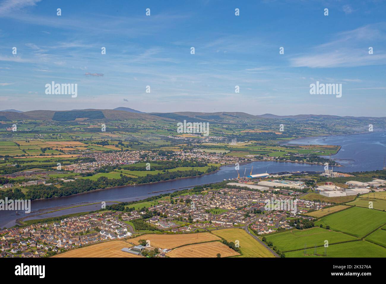 Porto di Foyle vicino a Derry, Londonderry, Irlanda del Nord con una vista attraverso la Repubblica di confine d'Irlanda. Foto Stock