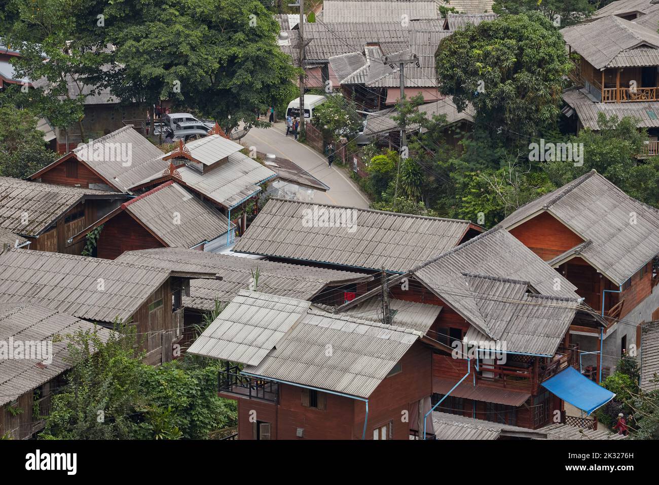 Villaggi locali tailandesi tra la foresta nella valle del villaggio di Mae Kampong Foto Stock