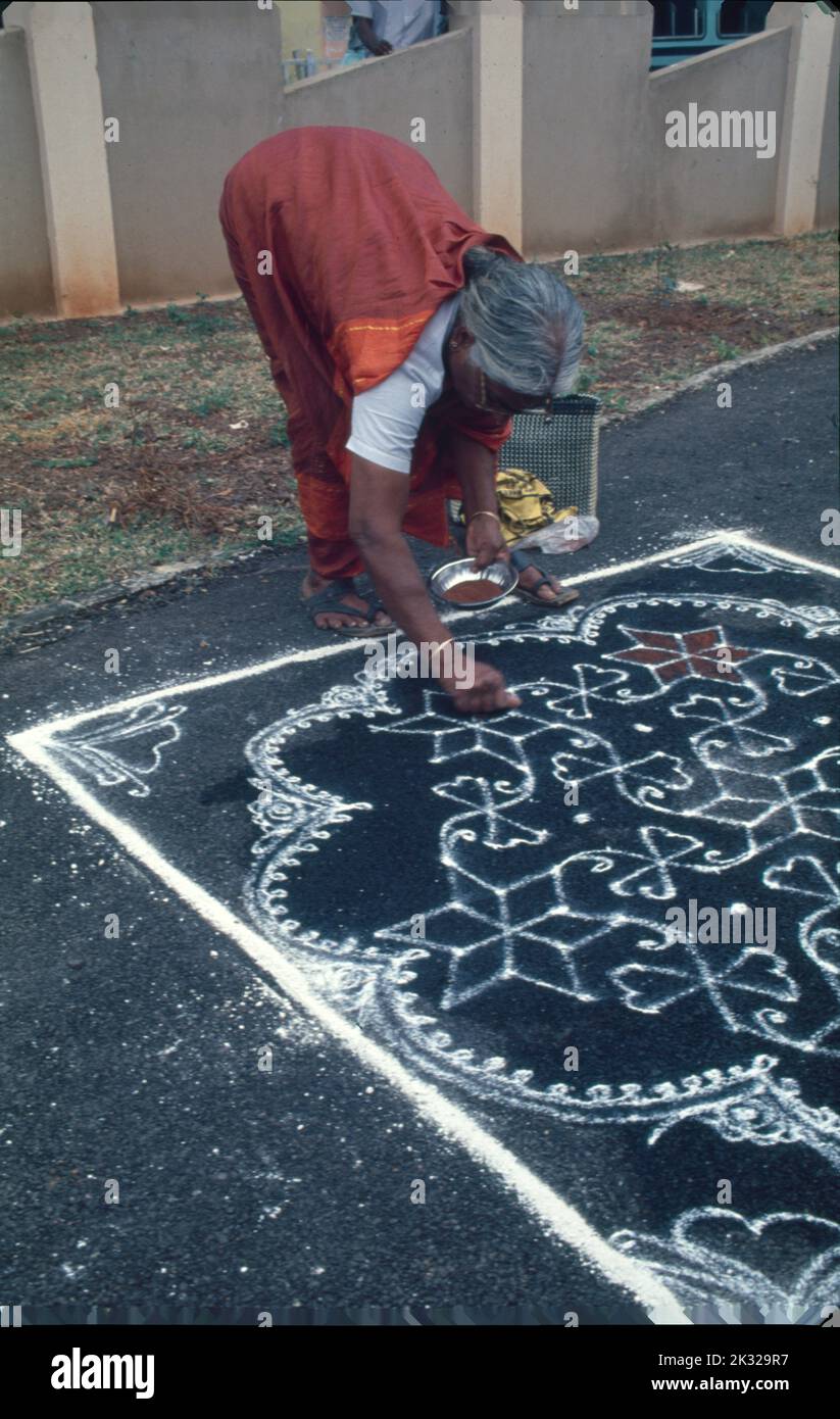 Rangoli, Pittura con polvere di Chowk Foto Stock