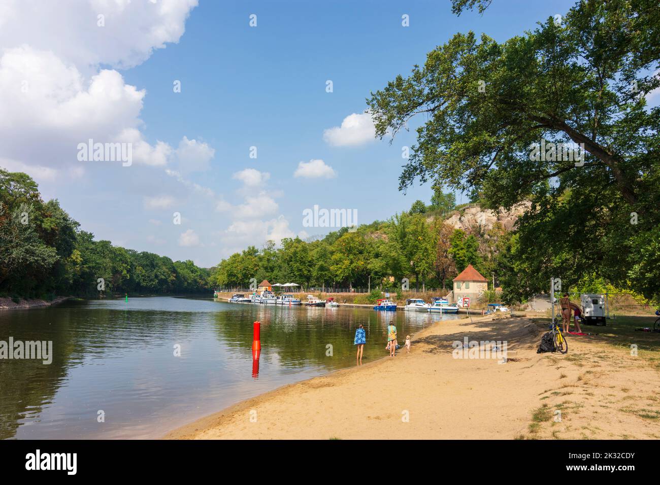 Halle (Saale): fiume Saale, barche, bagnanti a Saalestrand Ziegelwiese in , Sachsen-Anhalt, Sassonia-Anhalt, Germania Foto Stock