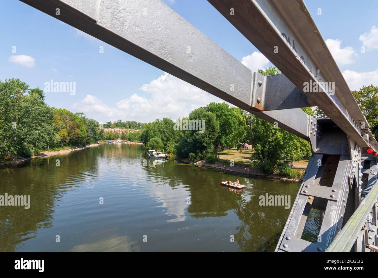 Halle (Saale): fiume Saale, barche, ponte Peißnitzbrücke in , Sachsen-Anhalt, Sassonia-Anhalt, Germania Foto Stock