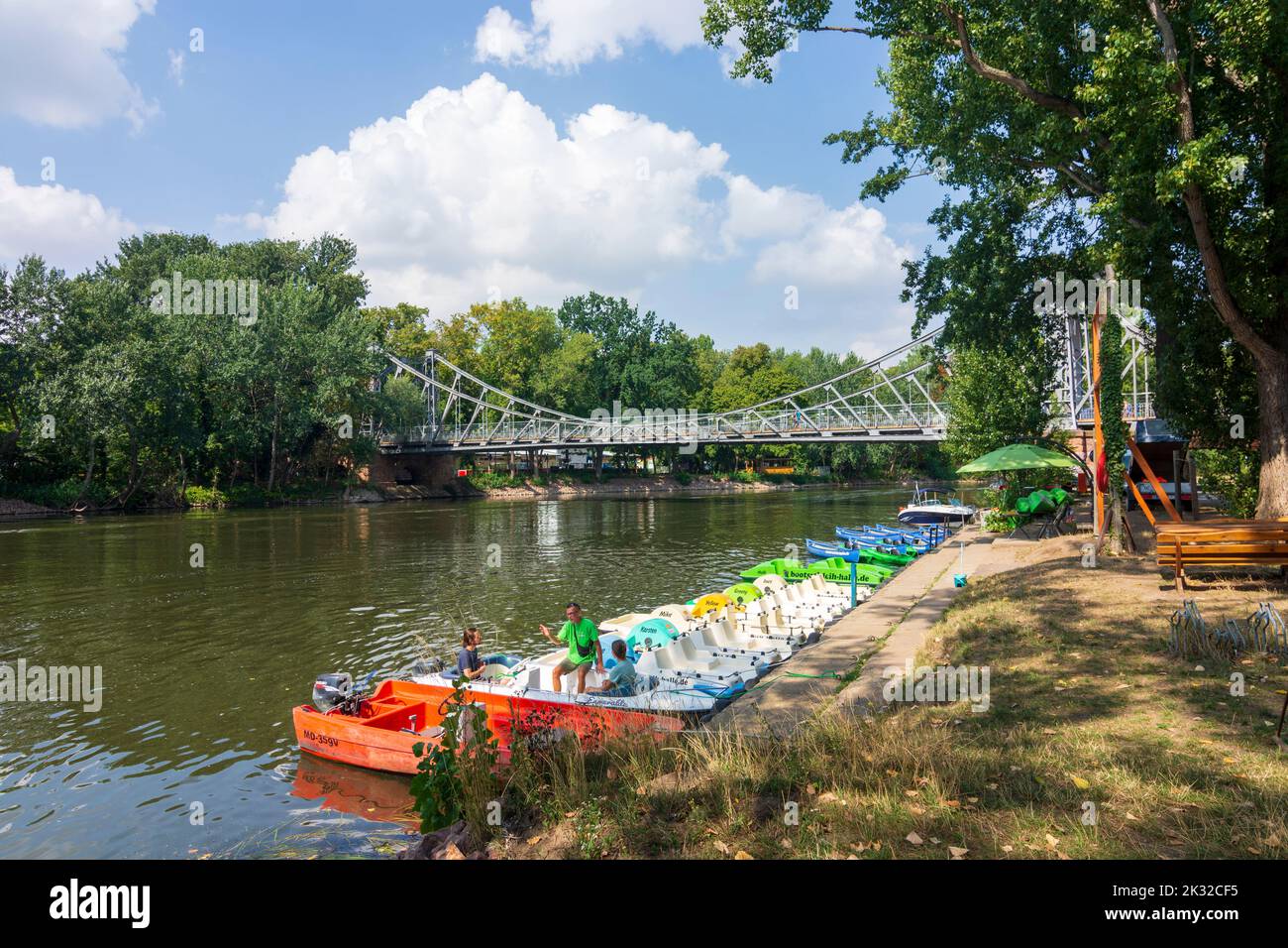 Halle (Saale): fiume Saale, barche, ponte Peißnitzbrücke in , Sachsen-Anhalt, Sassonia-Anhalt, Germania Foto Stock