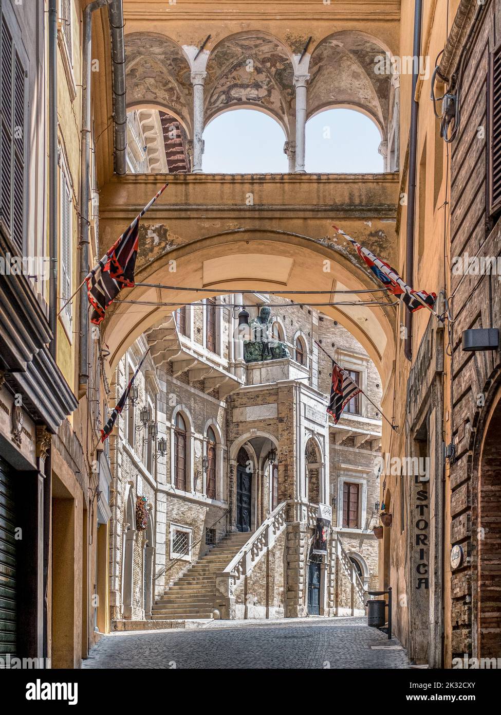 Fermo, Marche, Italia. Palazzo Priorato medievale visto dalla volta che conduce a Piazza del Popolo in fermo. Foto Stock