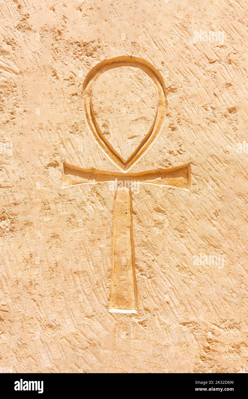 Una croce egiziana incisa su una pietra Foto Stock