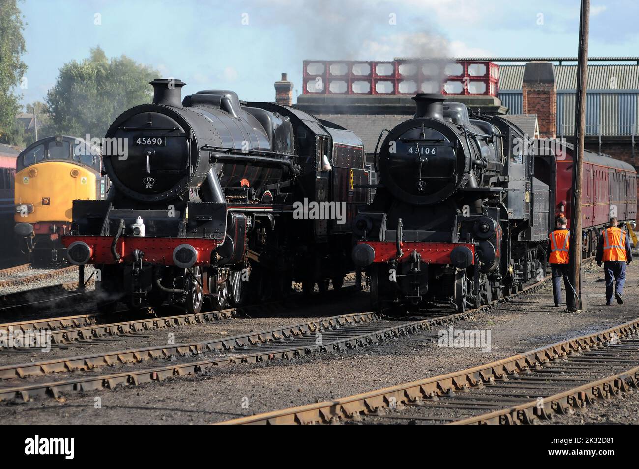 'Leander' (a sinistra) e '43106' nel cortile a Barrow Hill. Foto Stock