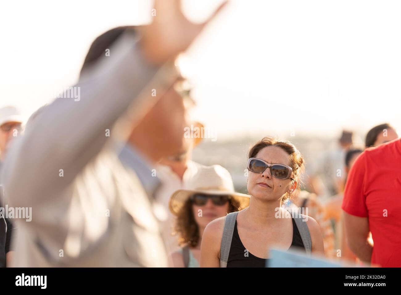 Turisti che ascoltano le spiegazioni di una guida Foto Stock