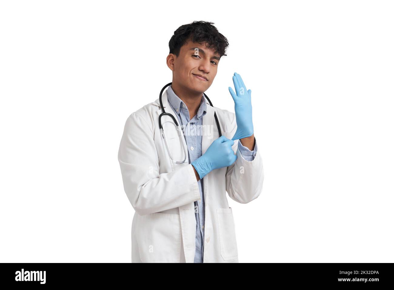 Giovane medico peruviano maschio indossando guanti blu, isolato. Foto Stock