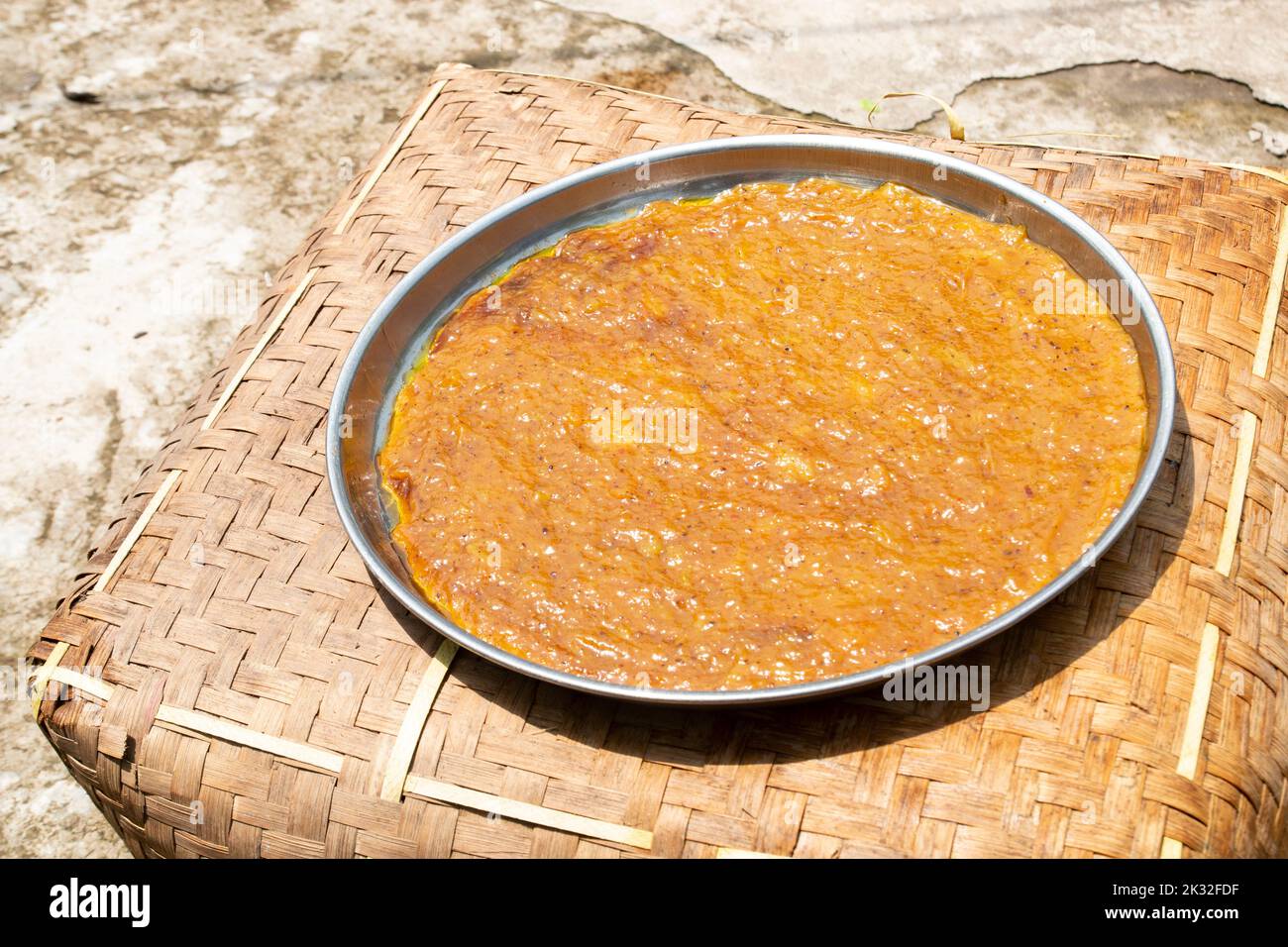 tradizionale sole secco di mango per fare mango bar. AAM papad o Ammsotto fare. È anche conosciuta come Aamta, amawat, mamidi tandra, aamsotto e amba vadi Foto Stock