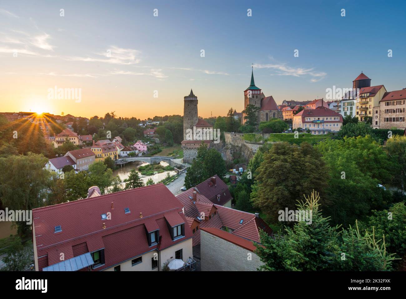 Bautzen: Vista della città dal ponte Friedensbrücke: fiume Sprea, Alte Wasserkunst (opere d'acqua antiche), chiesa Michaeliskirche, torre dell'acqua (fltr) a Oberlusi Foto Stock