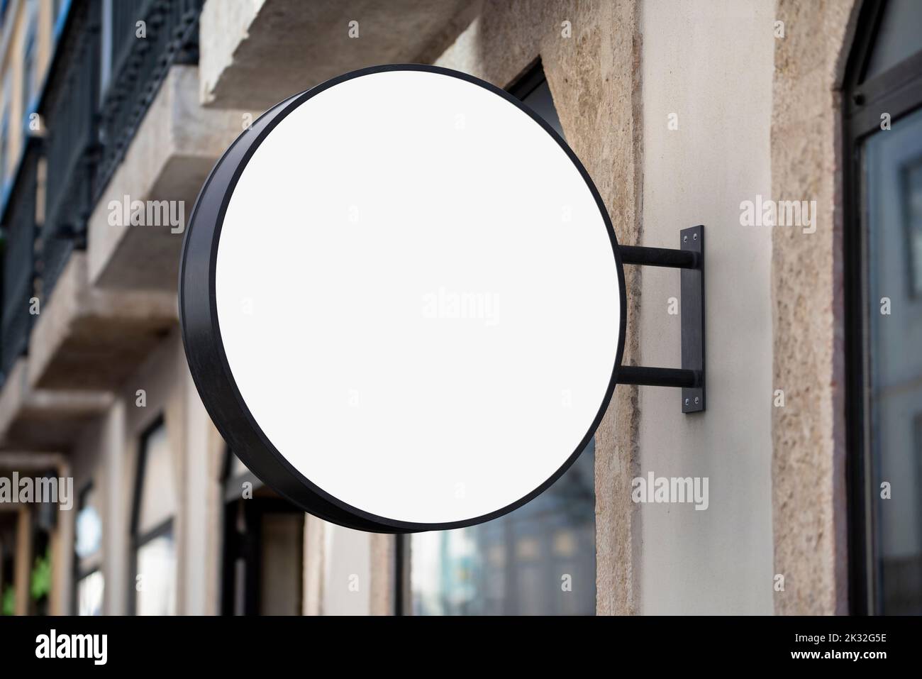 Beffa di un cartello appeso ad un edificio Foto Stock