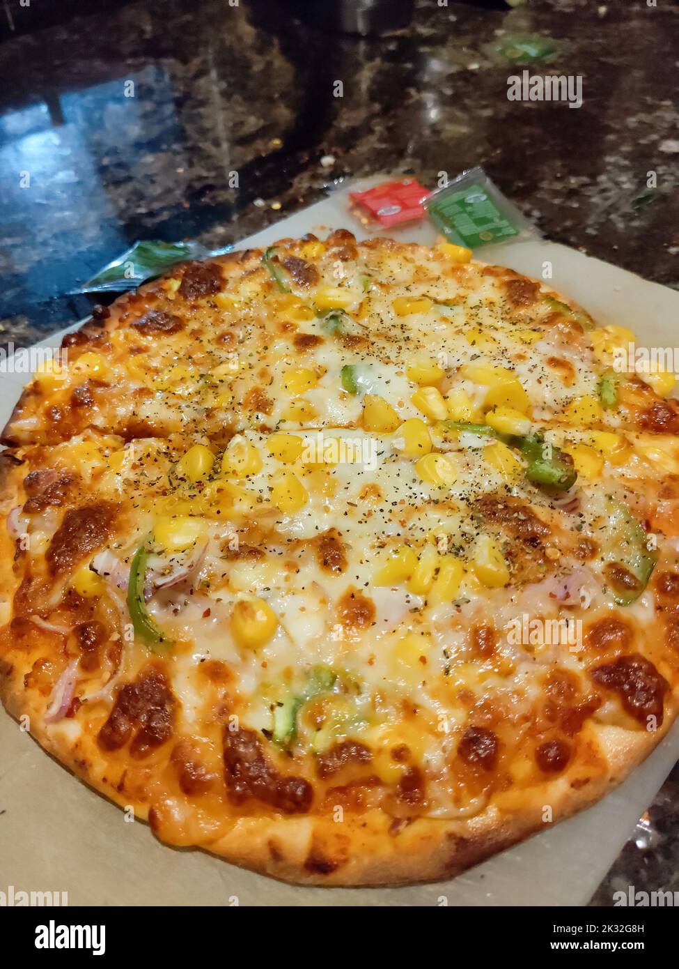 Pizza Party. Pizza di mais dolce fatta in casa. Dehradun India. Foto Stock