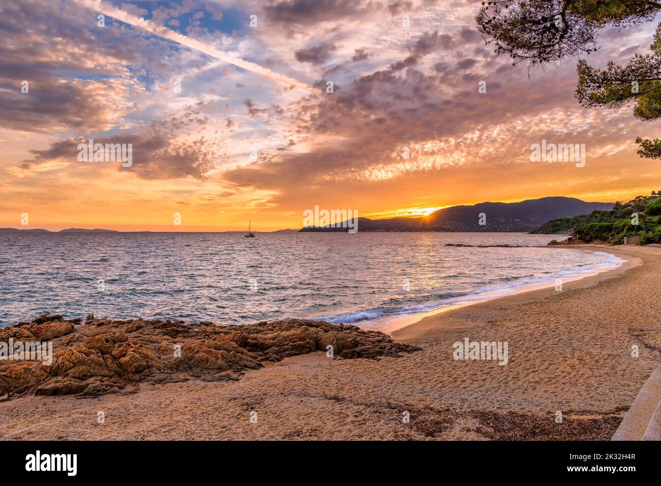 Vista panoramica della spiaggia di Gigaro nell'area della baia di Saint Tropez con il cielo spettacolare al tramonto Foto Stock