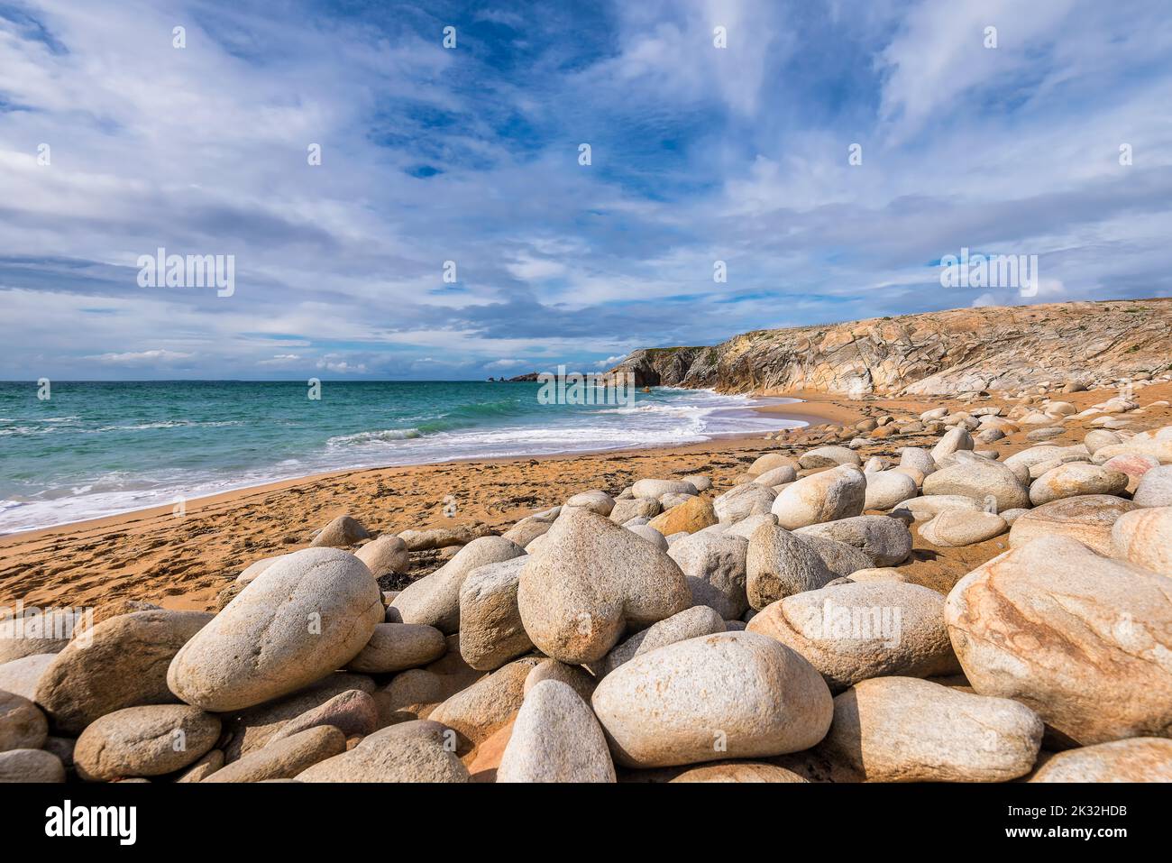 Vista panoramica della spiaggia di Port Bara in Bretagna, Francia contro il cielo drammatico nel mese di settembre Foto Stock