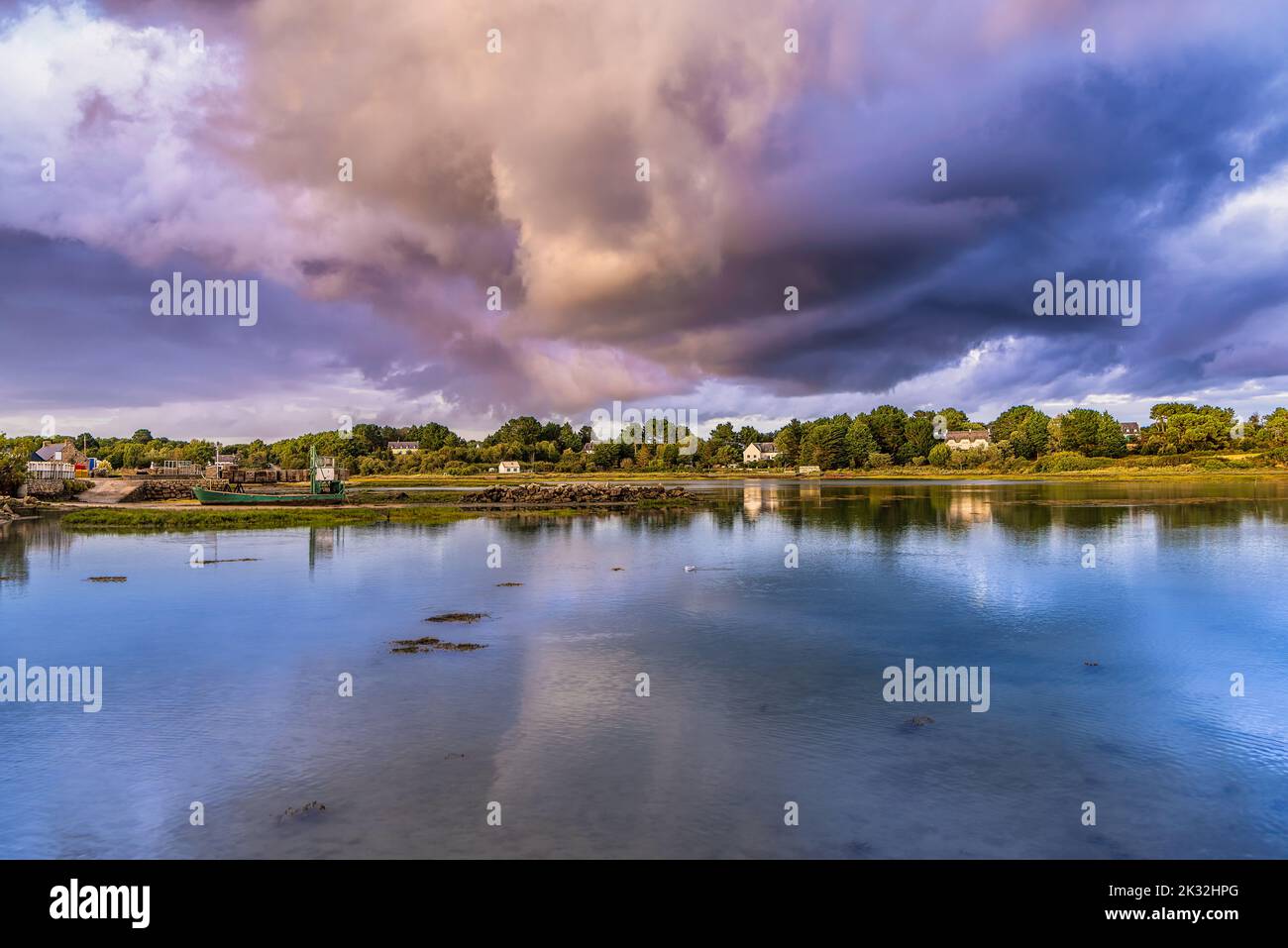 Vista panoramica del mare contro il cielo nel Morbihan, Francia Foto Stock