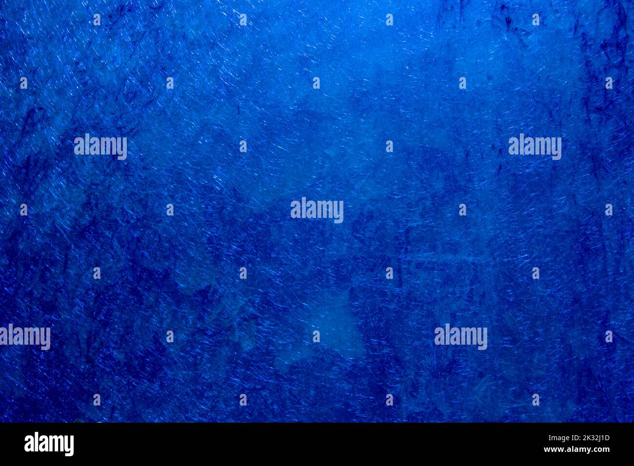 Sfondo di colore blu con texture ondulate di diverse sfumature di blu scuro Foto Stock