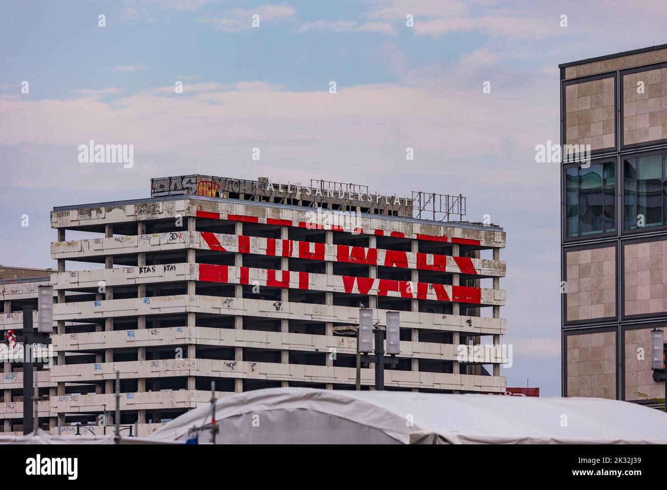 Un testo di Stop Wars su un edificio ad Alexanderplatz a Berlino, Germania Foto Stock
