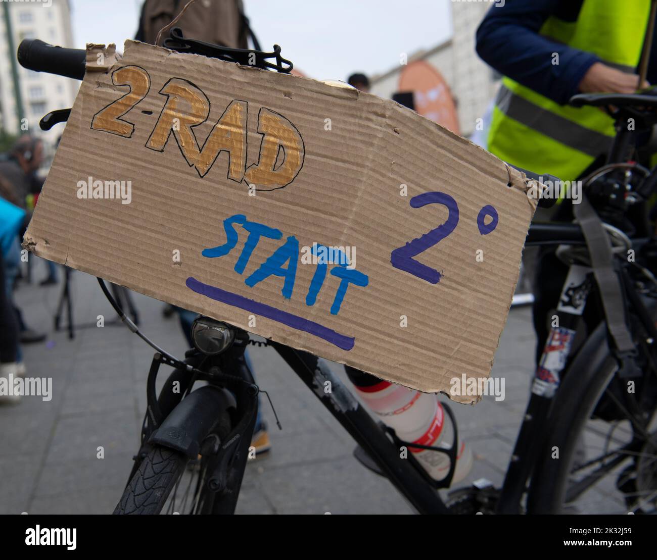 Berlino, Germania. 24th Set, 2022. '2 Rad statt 2 Grad' (2 ruote invece di 2 gradi) è scritto sul segno presso la dimostrazione nazionale di bicicletta per bambini 'massa Kidical'. A Berlino, i partecipanti si sono incontrati al Frankfurter Tor per dare il via all'evento. Con l'azione, i partecipanti chiedono maggiore sicurezza nel traffico stradale e una mobilità sostenibile. Credit: Paul Zinken/dpa/Alamy Live News Foto Stock