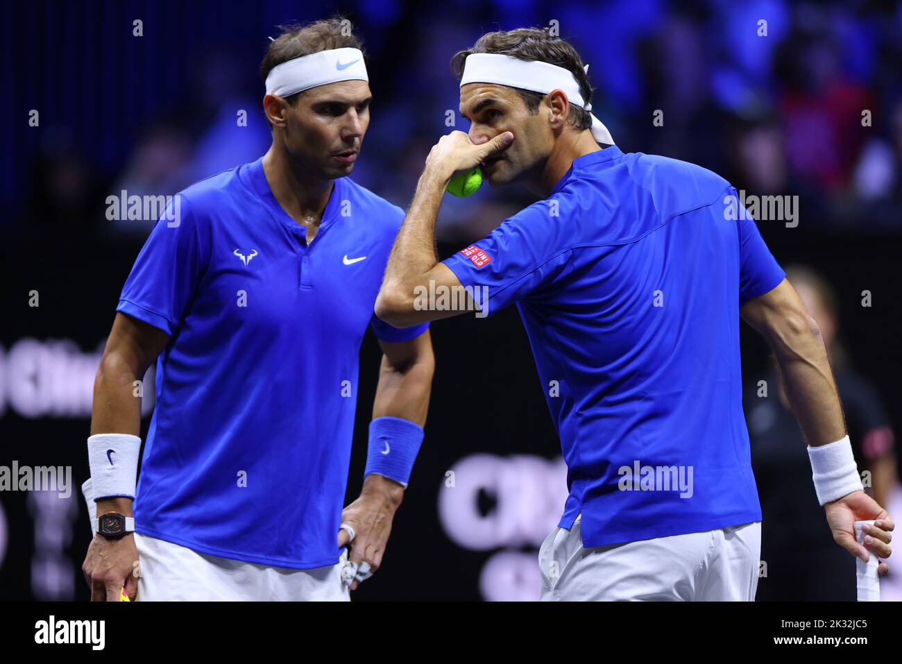 Londra, Regno Unito. 24th Set, 2022. 23rd settembre 2022; O2, Londra Inghilterra: Torneo internazionale di tennis della Laver Cup: Rodger Federer con il doppio partner Rafael Nadal del Team Europe durante la partita doppia con Frances Tiafoe e Jack sock of Team World Credit: Action Plus Sports Images/Alamy Live News Foto Stock