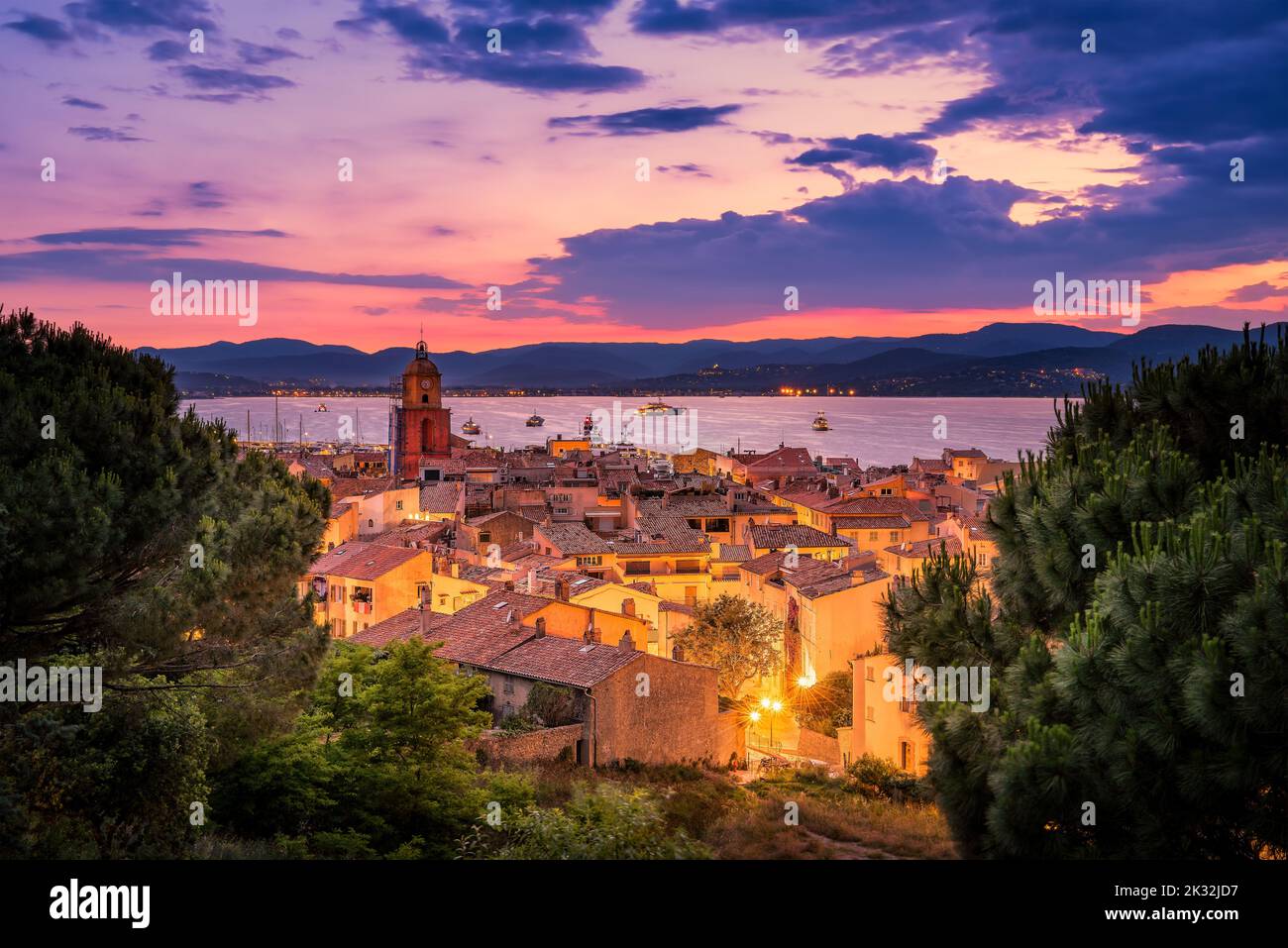 Vista panoramica di Saint Tropez di sera contro il drammatico sole estivo Foto Stock
