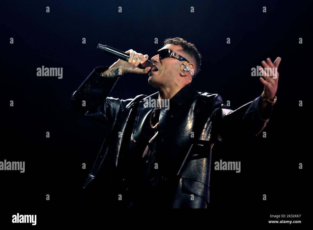 Roma, Italia. 23rd Set, 2022. Il rapper italiano Marracash, pseudonimo di Fabio Bartolo Rizzo, in concerto al Palazzo dello Sport di Roma (Italia) 24 settembre 2022 Credit: dpa/Alamy Live News Foto Stock