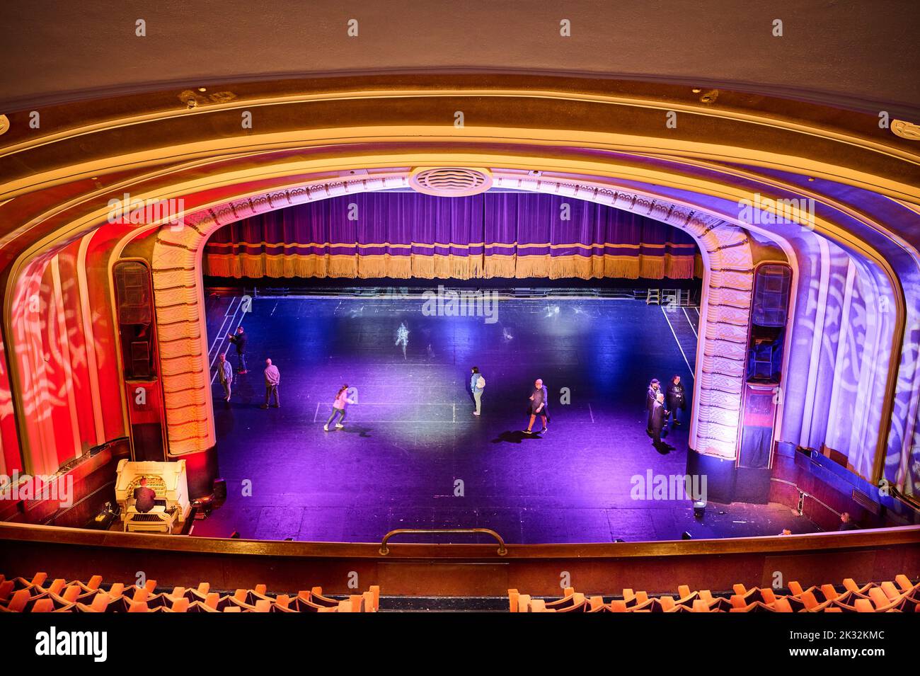 Vista dal balcone sul palco dell'Opera House, Blackpool Foto Stock