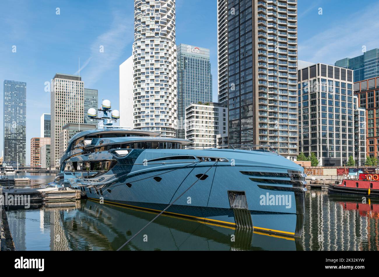 Superyacht Phi ormeggiato a South Dock, Canary Wharf. Phi è stato impaccato dall'Agenzia Nazionale per la criminalità come parte delle sanzioni contro gli oligarchi russi. Foto Stock