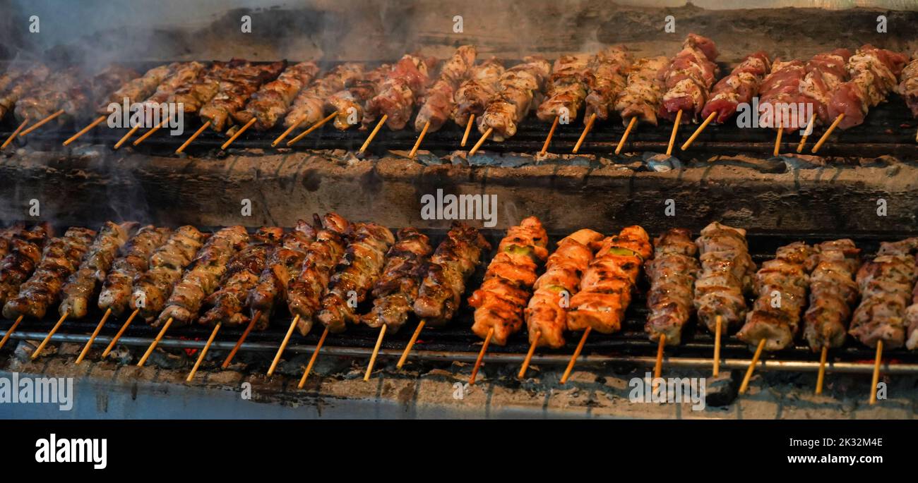 all'interno del ristorante souvlaki, due linee di carne tradizionale greca spiedata souvlaki pronta per essere servita Foto Stock