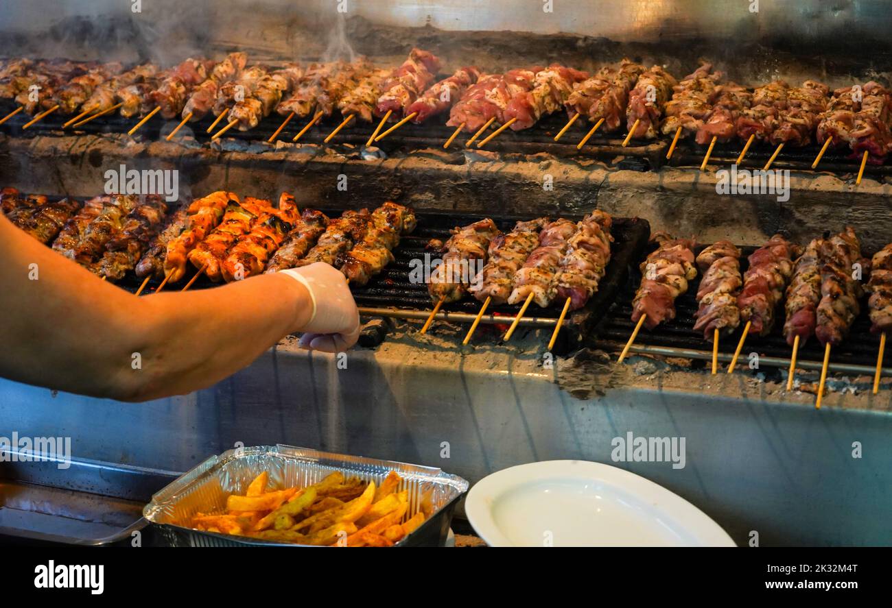 all'interno del ristorante souvlaki; cucina a persona tradizionale greco spiedato di carne Foto Stock