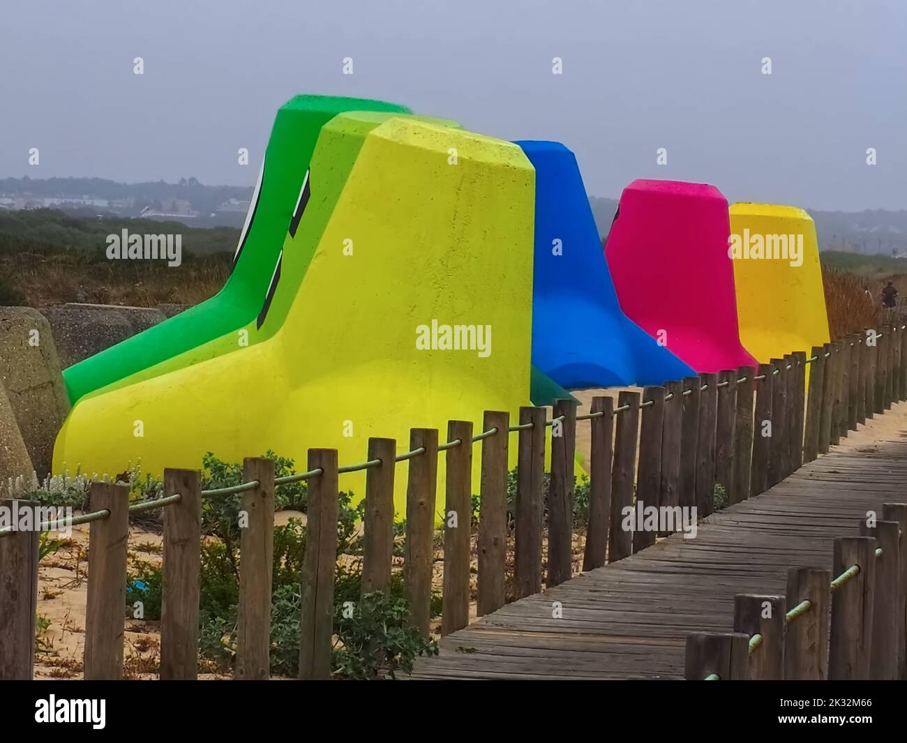 Frangiflutti colorati in mare per la protezione del clima Foto Stock