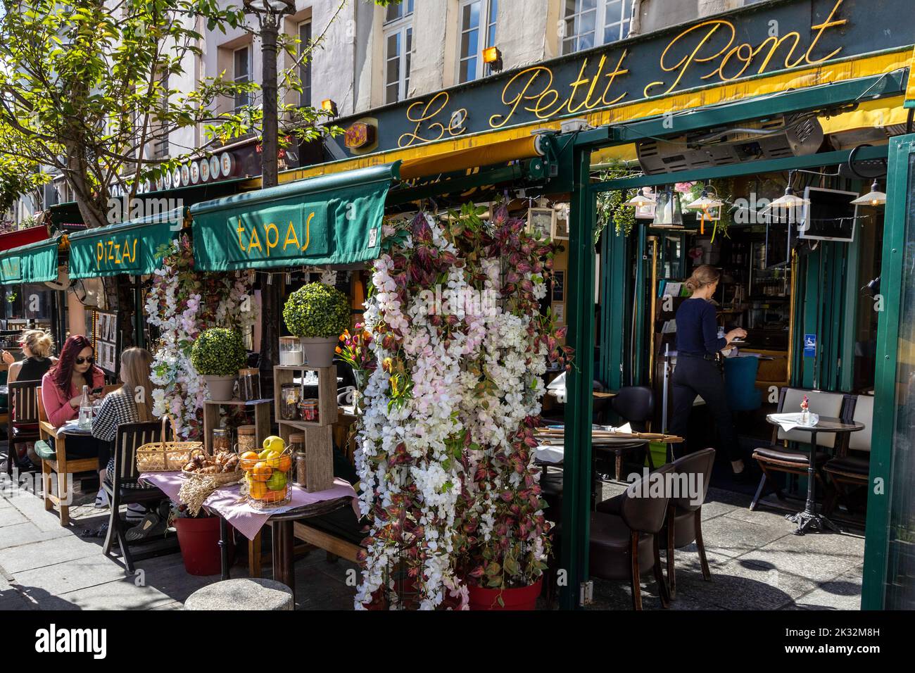 All'esterno del caffè le Petit Pont a Parigi Foto Stock