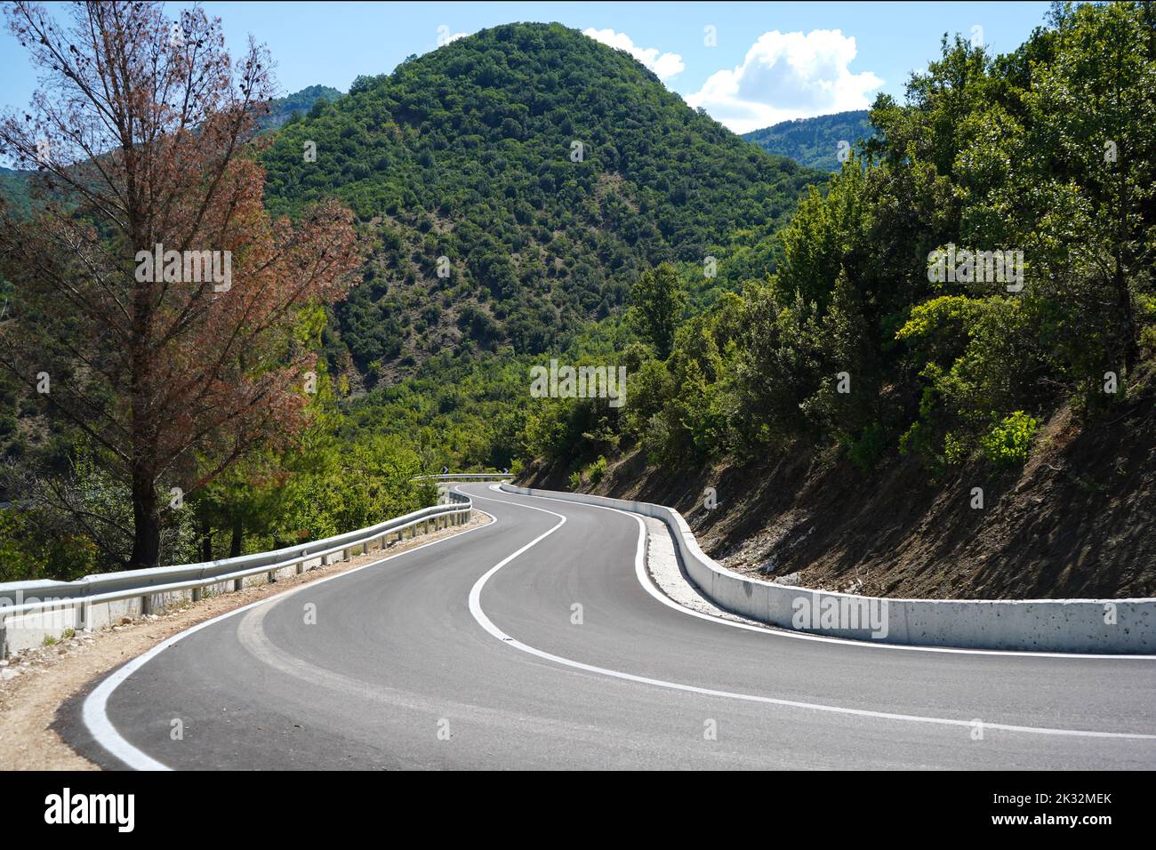 Strada a serpentina che va in cima alla montagna Foto Stock