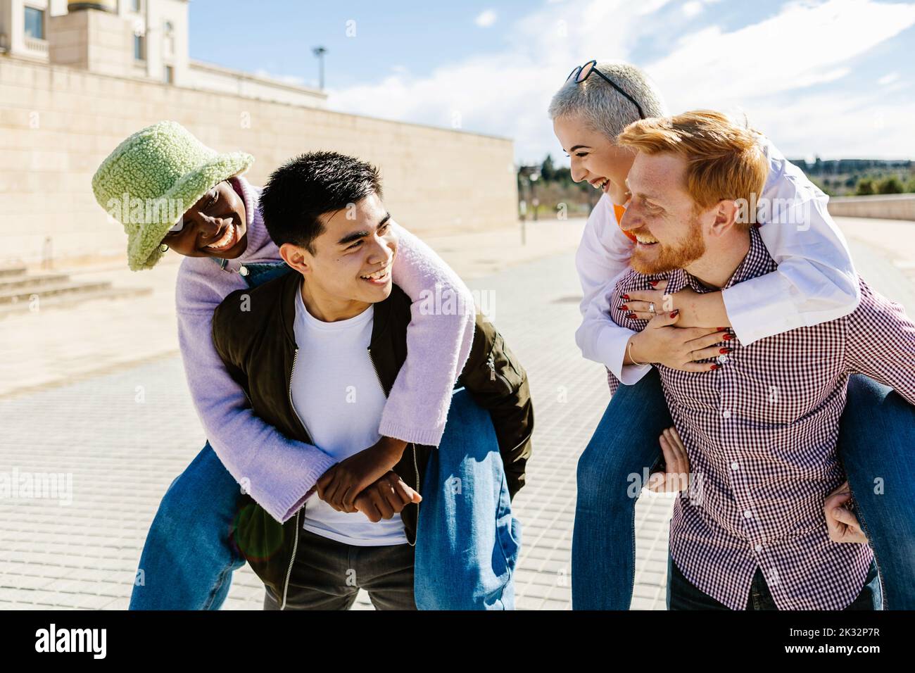Gruppo multietnico di giovani felici che si divertono insieme Foto Stock