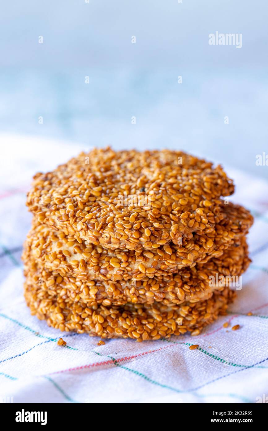 Biscotti di sesamo. Biscotti salati su sfondo grigio. Primo piano Foto Stock