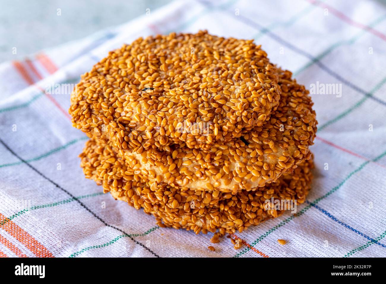 Biscotti di sesamo. Biscotti salati su sfondo grigio. Primo piano Foto Stock