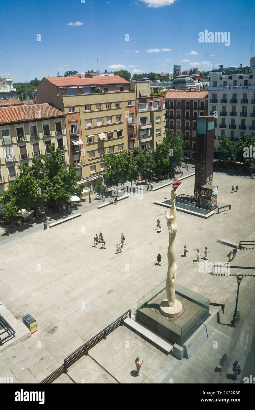 Madrid, Spagna - 19 giugno 2022: Piazza di fronte al Museo Nazionale della Regina Sofia a Madrid, vista dall'alto Foto Stock