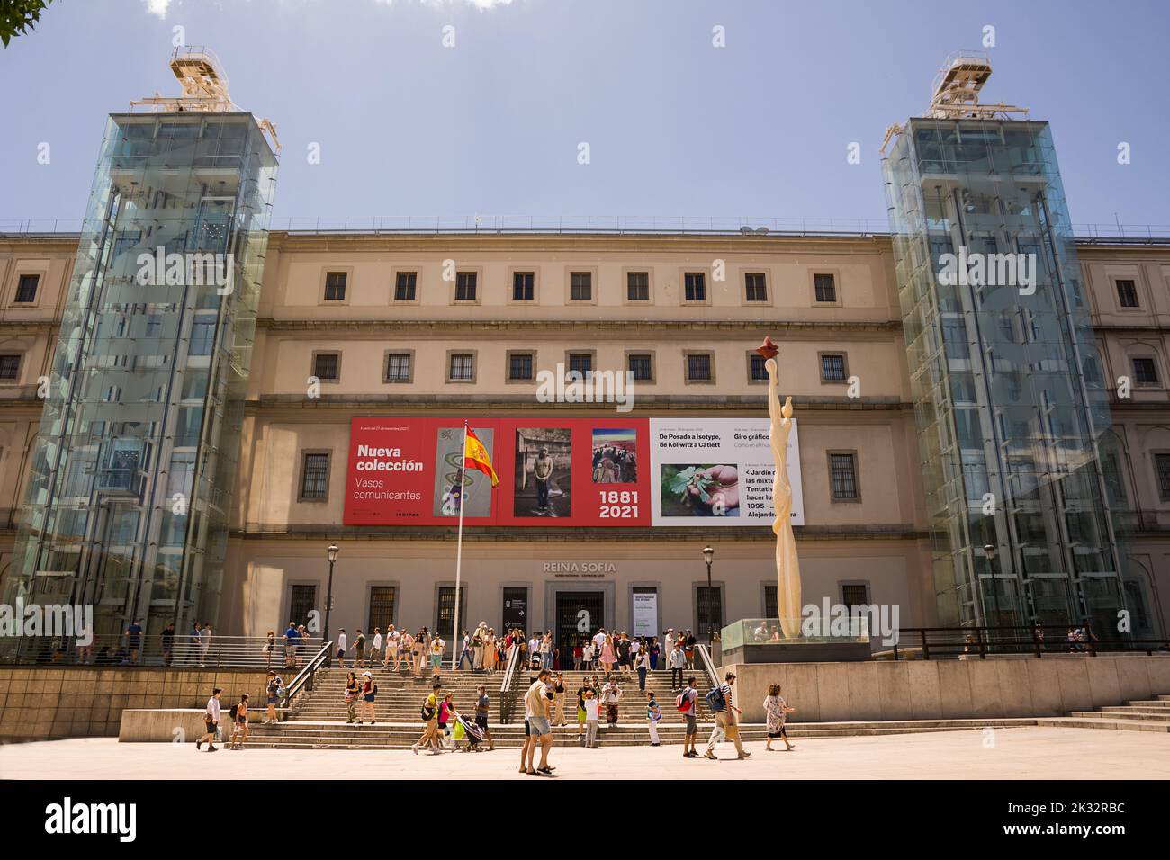 Madrid, Spagna - 19 giugno 2022: Facciata e ingresso al Museo Nazionale della Regina Sofia a Madrid Foto Stock