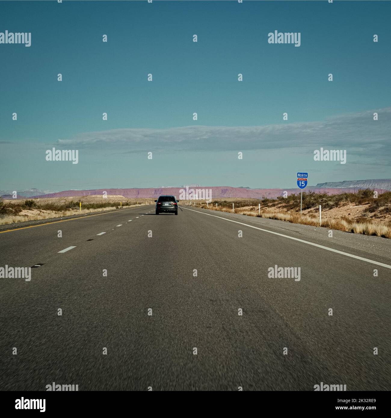 Sulla strada in una terra desertica. Fistate Intrate, Arizona, Stati Uniti d'America Foto Stock