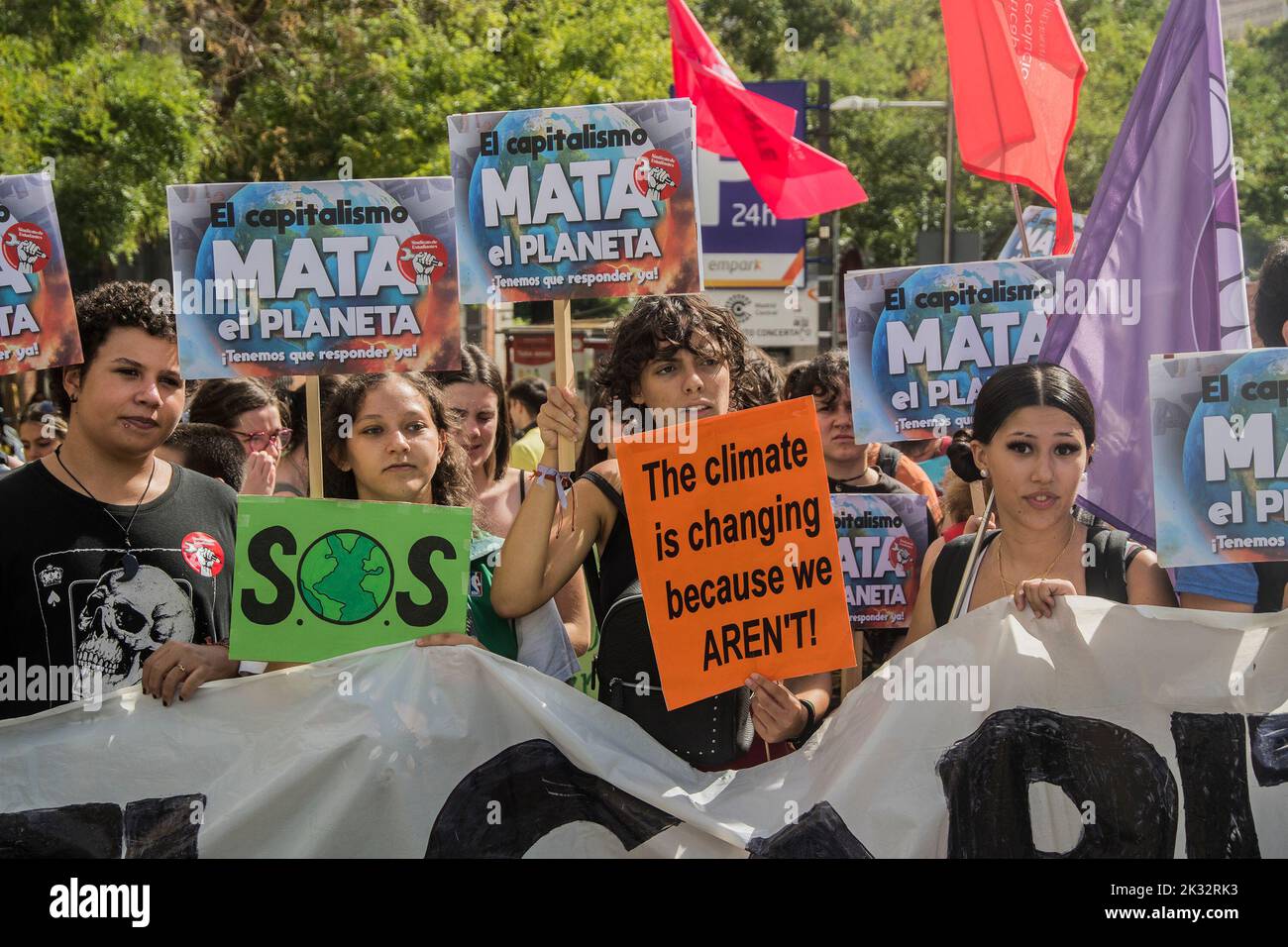 Madrid, Spagna. 23rd Set, 2022. L'Unione studentesca ha dimostrato in uno sciopero studentesco di denunciare gli effetti del cambiamento climatico sul pianeta. Dall'organizzazione studentesca hanno fatto una chiamata agli studenti di tutti i centri di studio per svuotare le aule per riempire le strade di diverse località dello Stato spagnolo. Sotto lo slogan "il capitalismo uccide il pianeta. Dobbiamo rispondere ora”, l'Unione studentesca vuole rendere visibili gli effetti del cambiamento climatico causati dal capitalismo e dal desiderio di benefici della borghesia internazionale. Credit: ZUMA Press, Inc./Alamy Live News Foto Stock