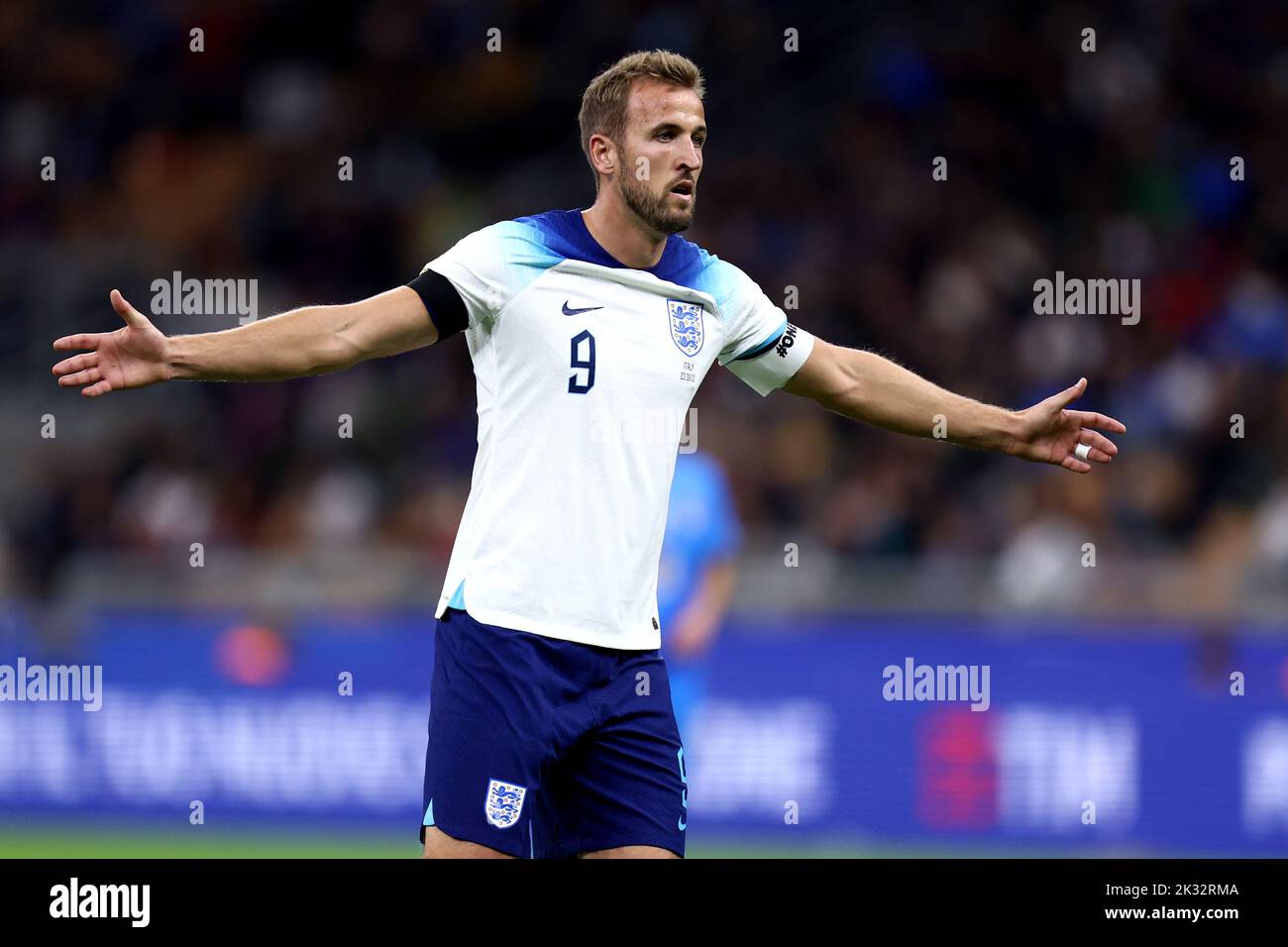 Milano, Italia. 23rd Set, 2022. Harry Kane d'Inghilterra si è fatto un gesto durante la partita di calcio del gruppo UEFA Nations League 3 tra Italia e Inghilterra a San Siro il 23 settembre 2022 a Milano. Credit: Marco Canoniero/Alamy Live News Foto Stock