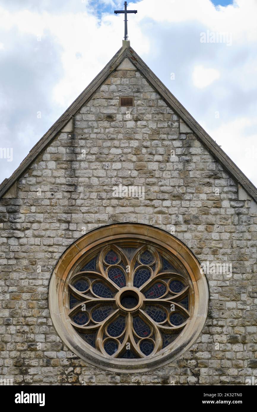 Chiesa di San Marco, Regent Park con rosone e muro di mattoni contro il cielo nuvoloso. E' costruito in ragone di Kentish nello stile dei primi Inglesi. Foto Stock