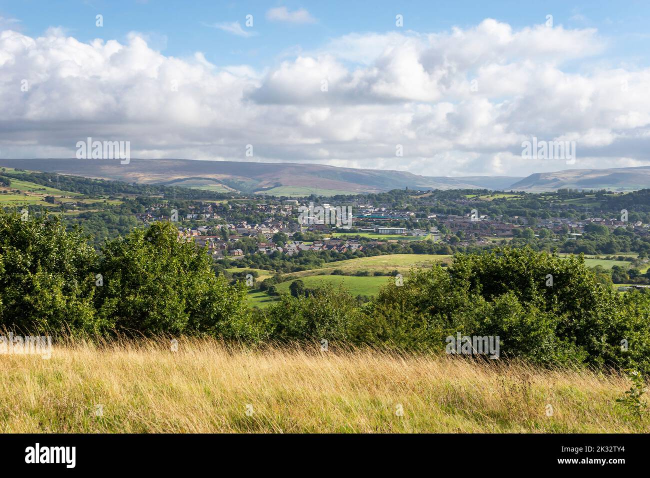 Vista di Mottram a Longdendale e Hattersley dal parco di campagna Werneth Low vicino a Hyde a Tameside, Greater Manchester. Foto Stock